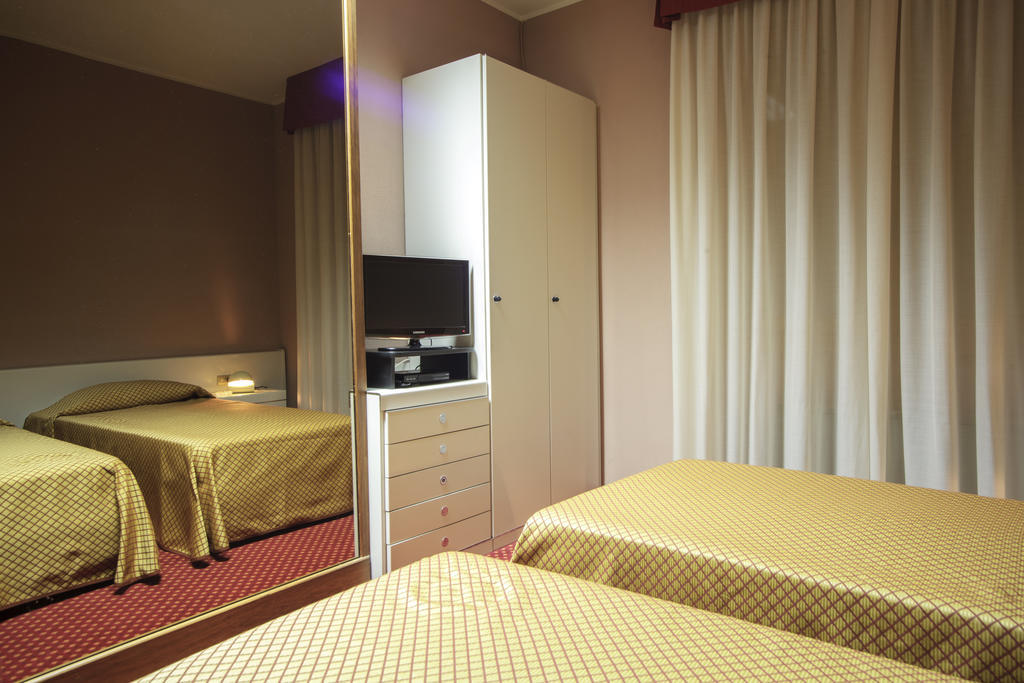 Hotel I Diamanti Garlasco Rum bild