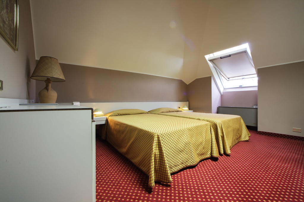 Hotel I Diamanti Garlasco Rum bild