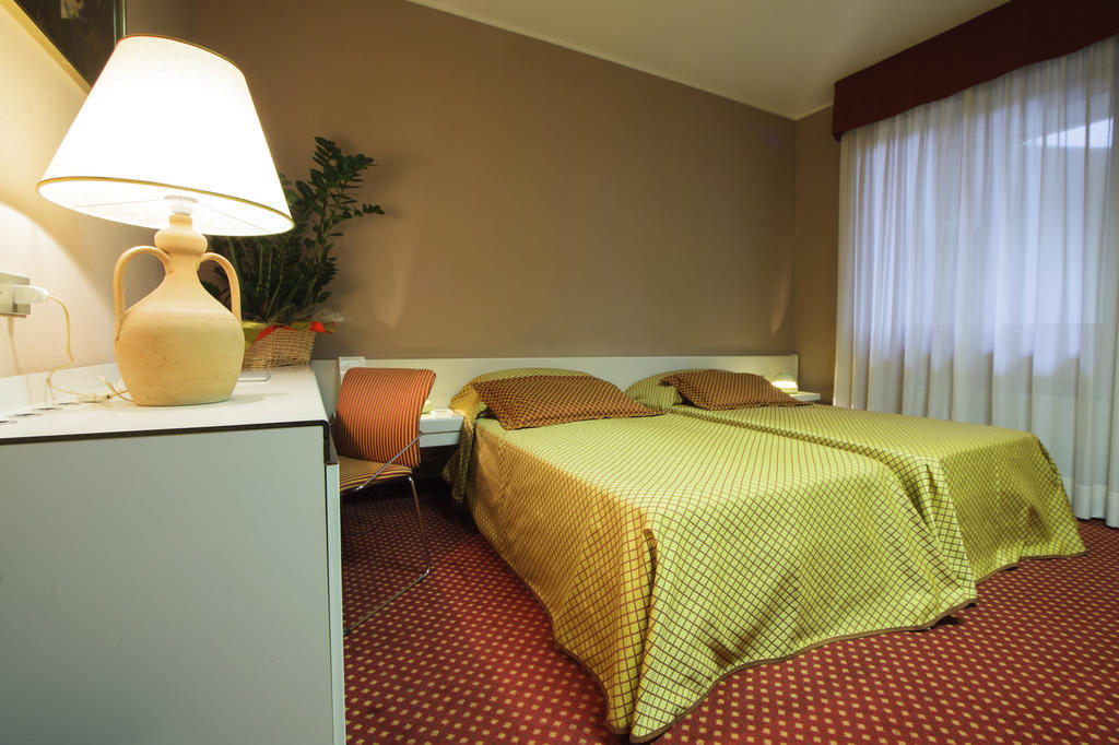 Hotel I Diamanti Garlasco Rum bild