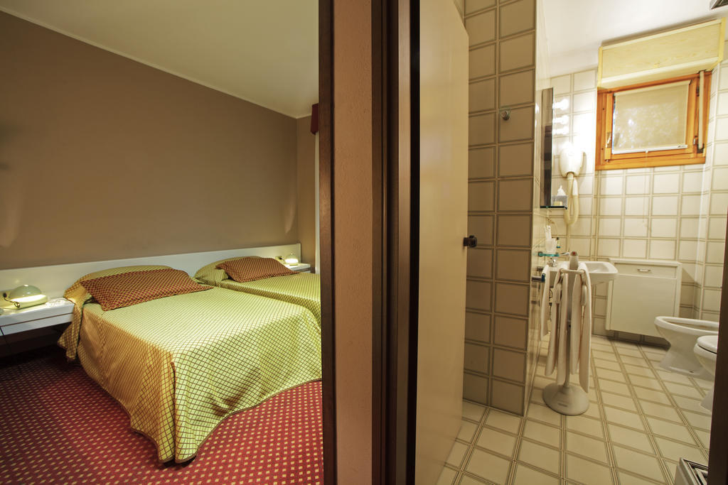 Hotel I Diamanti Garlasco Rum bild